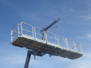 Personnel cage with crane